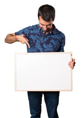 Esmer adam beyaz arka plan üzerinde boş bir afişini holding