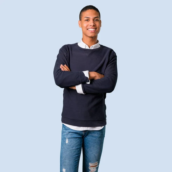 Silah Tutan Genç Afro Amerikan Adam Izole Mavi Arka Plan — Stok fotoğraf