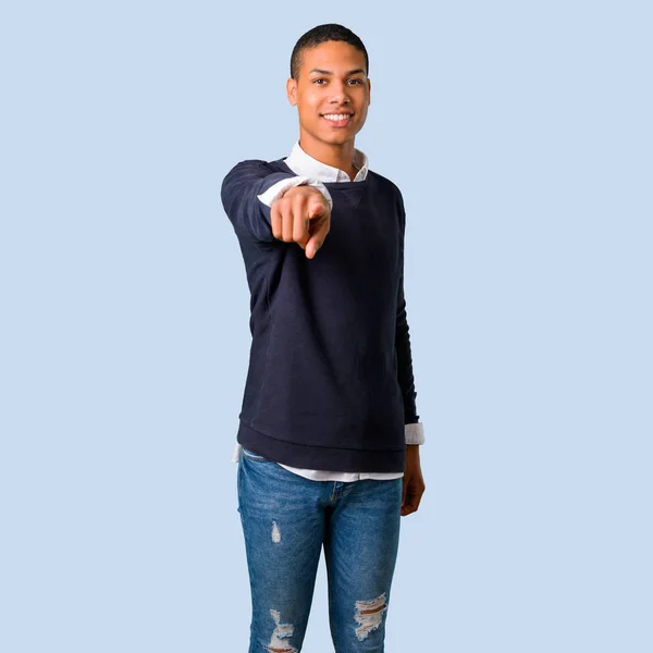Jonge Afro Amerikaanse Man Punten Vinger Naar Geïsoleerde Blauwe Achtergrond — Stockfoto
