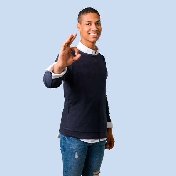 Jovem Afro Americano Mostrando Sinal Com Dedos Fundo Azul Isolado — Fotografia de Stock