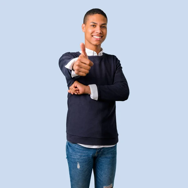 年轻的非洲裔美国人男子竖起大拇指的手势和微笑在孤立的蓝色背景 — 图库照片