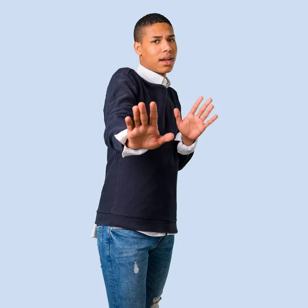 Jonge Afro Amerikaanse Man Een Beetje Zenuwachtig Bang Geïsoleerde Blauwe — Stockfoto