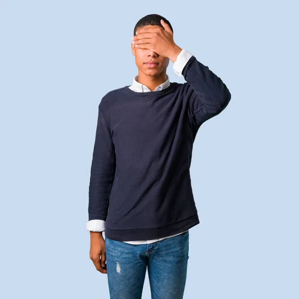 Pemuda Afrika Amerika Menutupi Mata Dengan Tangan Pada Terisolasi Biru — Stok Foto