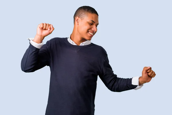 Jonge Afro Amerikaanse Man Luisteren Naar Muziek Dansen Geïsoleerde Blauwe — Stockfoto