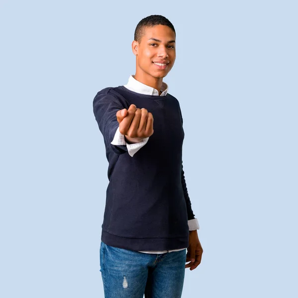 Afro Amerikai Fiatalember Bemutató Hívogató Jönni Elszigetelt Kék Háttér — Stock Fotó