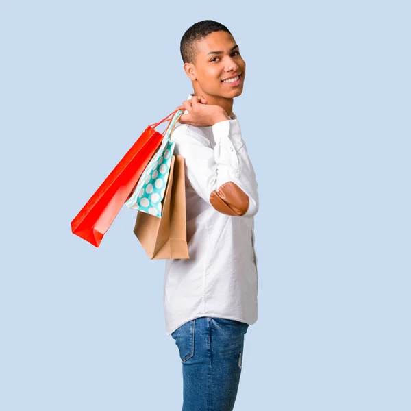Молодой Африканский Американец Белой Рубашке Держит Много Пакетов Покупок Изолированном — стоковое фото