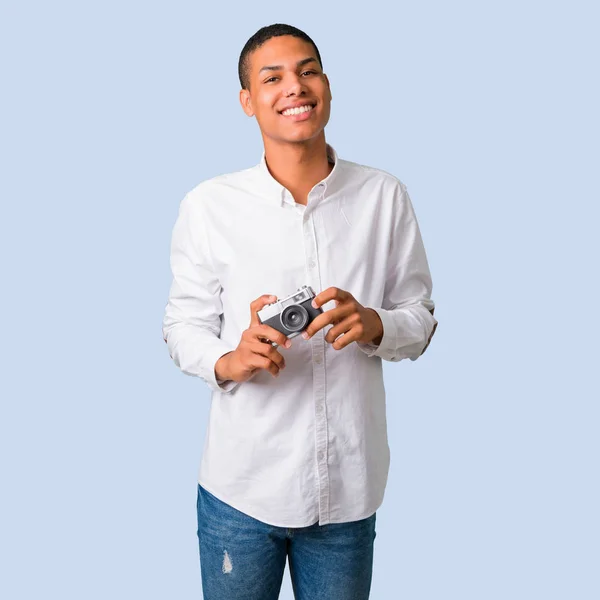 Junger Afrikanisch Amerikanischer Mann Mit Weißem Hemd Der Eine Kamera — Stockfoto