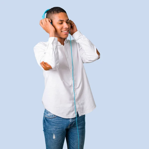 Beyaz Gömlek Izole Mavi Arka Plan Üzerinde Kulaklık Ile Müzik — Stok fotoğraf