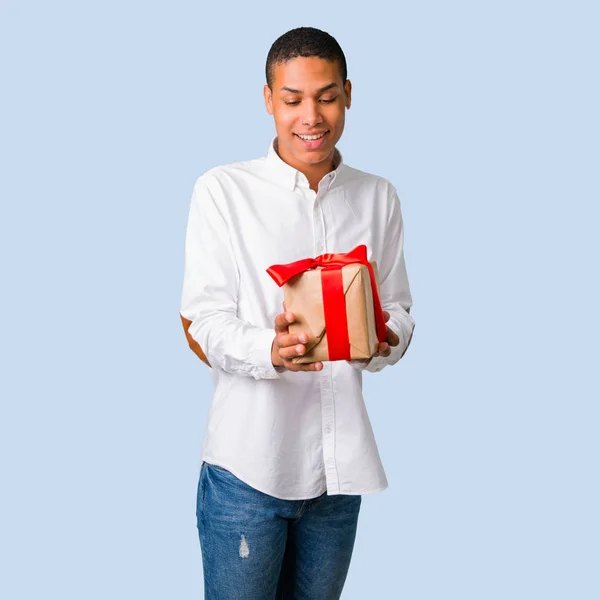 Jovem Afro Americano Com Camisa Branca Segurando Caixas Presente Mãos — Fotografia de Stock