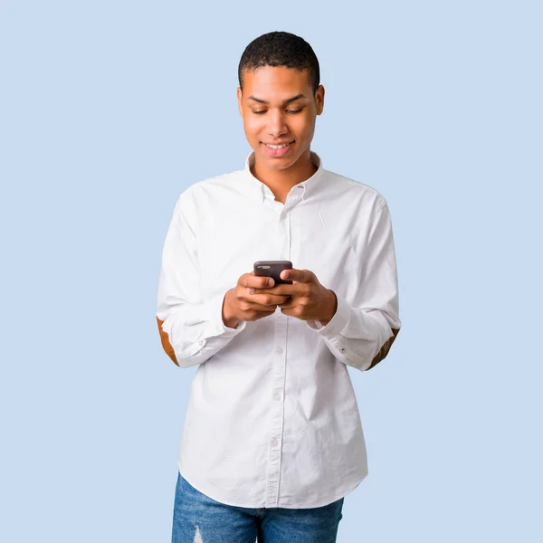 Joven Afroamericano Con Camisa Blanca Enviando Mensaje Correo Electrónico Con —  Fotos de Stock