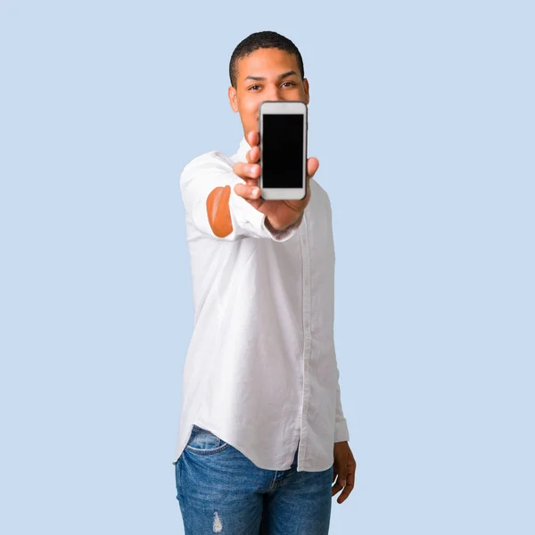Joven Hombre Afroamericano Con Camisa Blanca Mirando Cámara Sonriendo Mientras —  Fotos de Stock