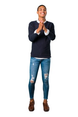 Gülümseyen ve izole beyaz arka plan üzerinde alkış genç Afro-Amerikan adam