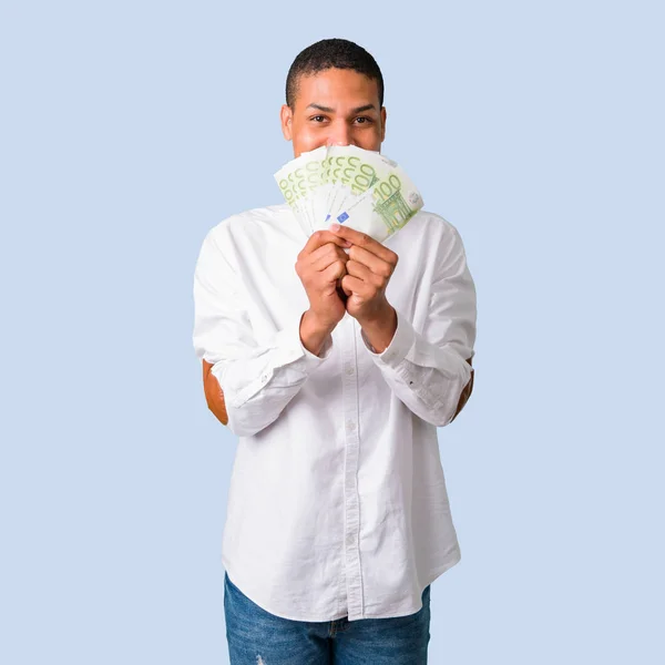 Jonge Afro Amerikaanse Man Met Wit Overhemd Nemen Van Een — Stockfoto