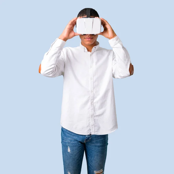 Joven Afroamericano Con Camisa Blanca Usando Gafas Experiencia Realidad Virtual — Foto de Stock