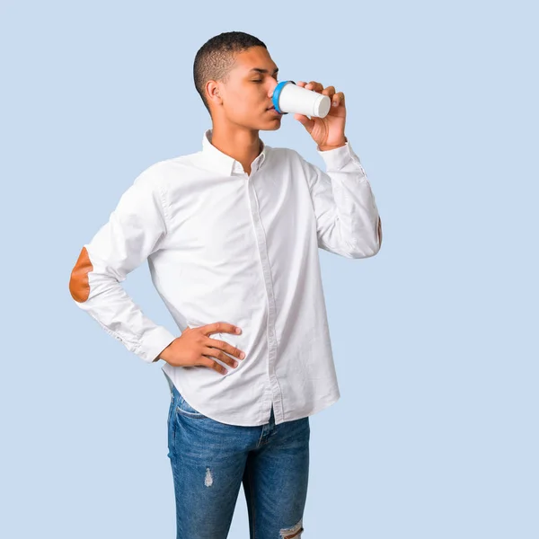 Jonge Afro Amerikaanse Man Met Wit Overhemd Warme Koffie Drinken — Stockfoto