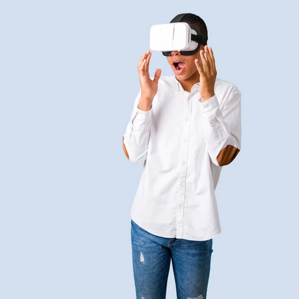 Joven Afroamericano Con Camisa Blanca Usando Gafas Experiencia Realidad Virtual — Foto de Stock