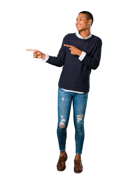 Молодий Афроамериканець Людиною Вказуючи Пальцем Бік Представлення Продукт Посміхаючись Ізольованих — стокове фото