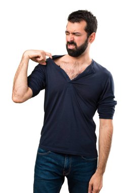 Ateşle sakallı yakışıklı adam