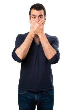 Ağzını kapsayan sakallı yakışıklı adam