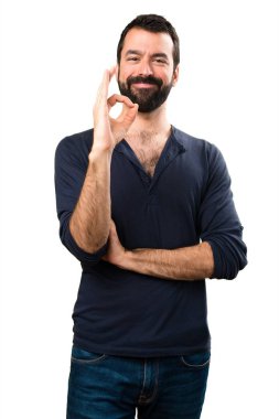 Ok işareti yapma sakallı yakışıklı adam