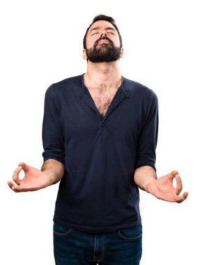 Zen pozisyonda sakallı yakışıklı adam