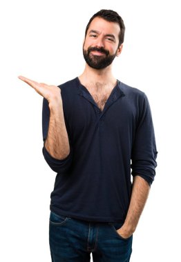 Bir şey tutan sakallı yakışıklı adam