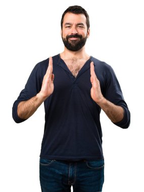 Bir şey tutan sakallı yakışıklı adam