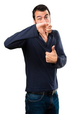 İyi-kötü işaret yapma sakallı yakışıklı adam