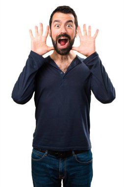 Sürpriz bir jest yapma sakallı yakışıklı adam