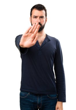 Dur işareti yapma sakallı yakışıklı adam
