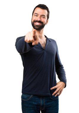 Öne doğru işaret eden sakallı yakışıklı adam