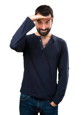 Bir şeyler gösteriyor sakallı yakışıklı adam