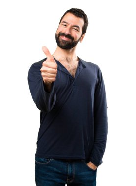 Başparmak ile sakallı yakışıklı adam