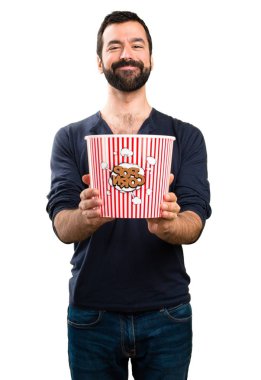 Popcorns yeme sakallı yakışıklı adam