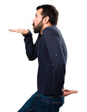 Sakal dans ile yakışıklı adam