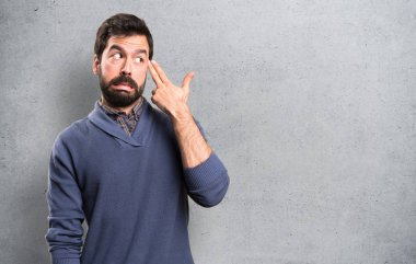 İntihar jest yapma sakallı yakışıklı esmer adam dokulu arka plan