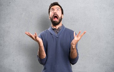 Sakal dokulu arka plan ile sinirli esmer yakışıklı