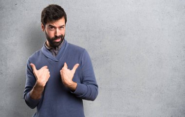 Sürpriz bir jest yapma sakallı yakışıklı esmer adam dokulu arka plan