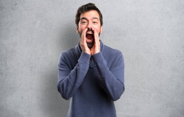 Dokulu arka plan üzerine bağırarak sakallı yakışıklı esmer adam