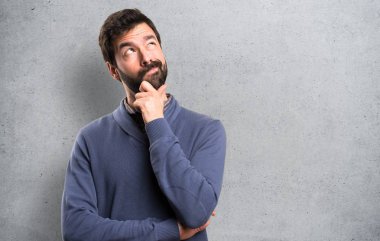 Esmer yakışıklı dokulu arka plan sakal düşünce ile