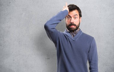 Dokulu arka plan üzerinde şüpheleri sakallı yakışıklı esmer adam