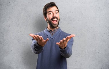 Dokulu arka plan üzerinde sakallı yakışıklı esmer adam