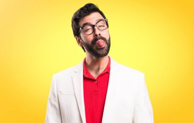 Dilini renkli arka plan üzerinde yaptırmayı gözlüklü esmer adam