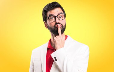 Horn renkli arka plan üzerinde jest yapma gözlüklü esmer adam