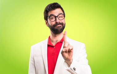 Bir renkli arka plan üzerinde sayma gözlüklü esmer adam