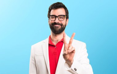 İki renkli arka plan üzerinde sayma gözlüklü esmer adam