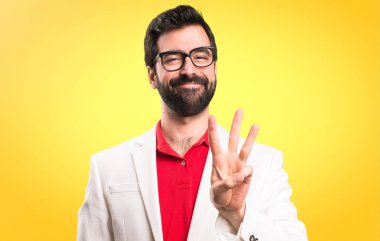 Üç renkli arka plan üzerinde sayma gözlüklü esmer adam