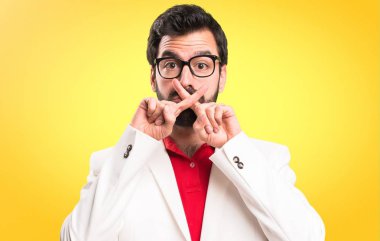 Esmer adam yapma sessizlik jest renkli arka plan üzerinde gözlük