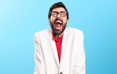 Renkli arka plan üzerinde bağırarak gözlüklü esmer adam