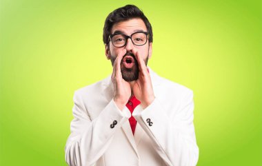 Renkli arka plan üzerinde bağırarak gözlüklü esmer adam